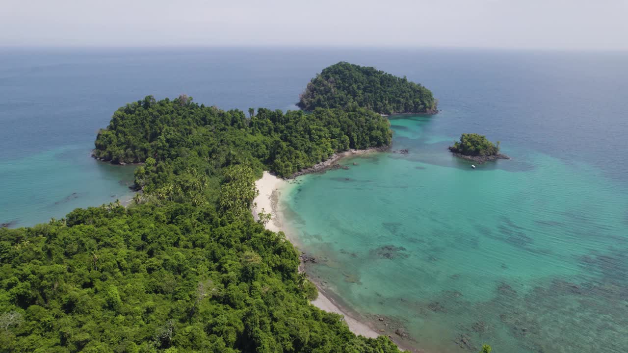 鸟瞰图Coiba岛和Isla Ranchería在巴拿马，展示了郁郁葱葱的绿色植物和清澈的绿松石水。视频素材