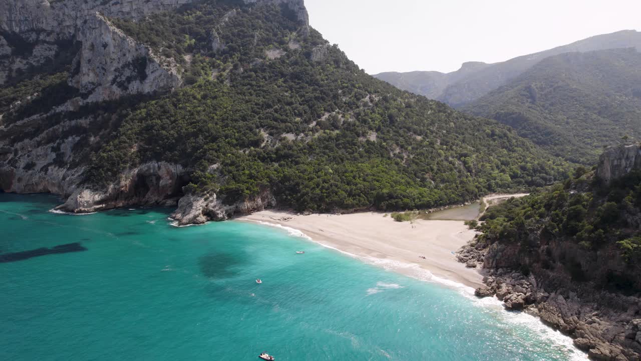 航拍的一个美丽的海滩在萨丁，意大利。海洋天堂旅游目的地。视频素材