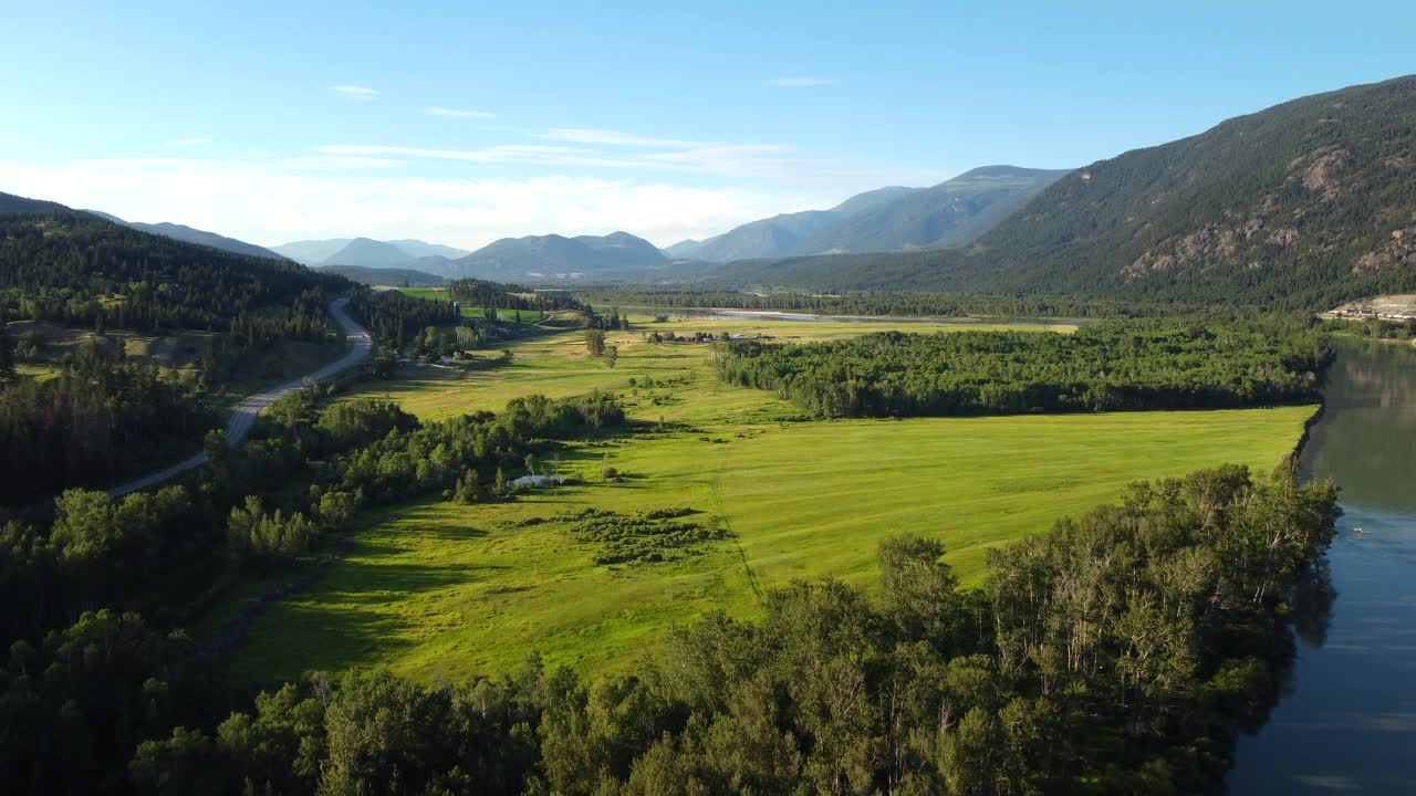 加拿大BC省坎卢普斯附近汤普森河河岸风景如画的自然景观视频素材