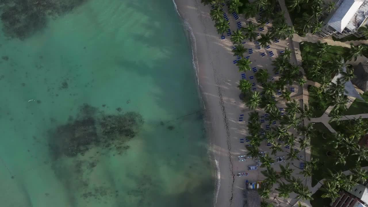 在阳光明媚的早晨，鸟瞰Bayahibe海滩视频素材