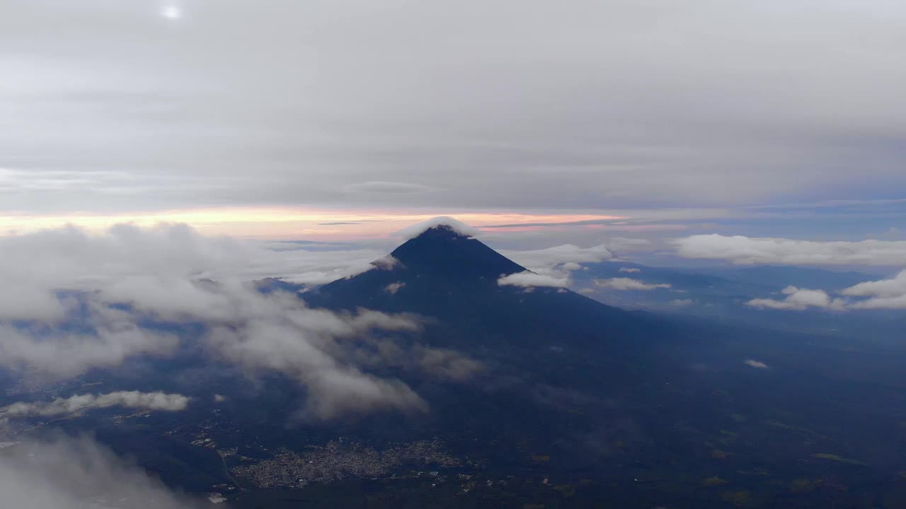 日落时的帕卡亚火山鸟瞰图，在危地马拉安提瓜附近的云层之上。视频素材