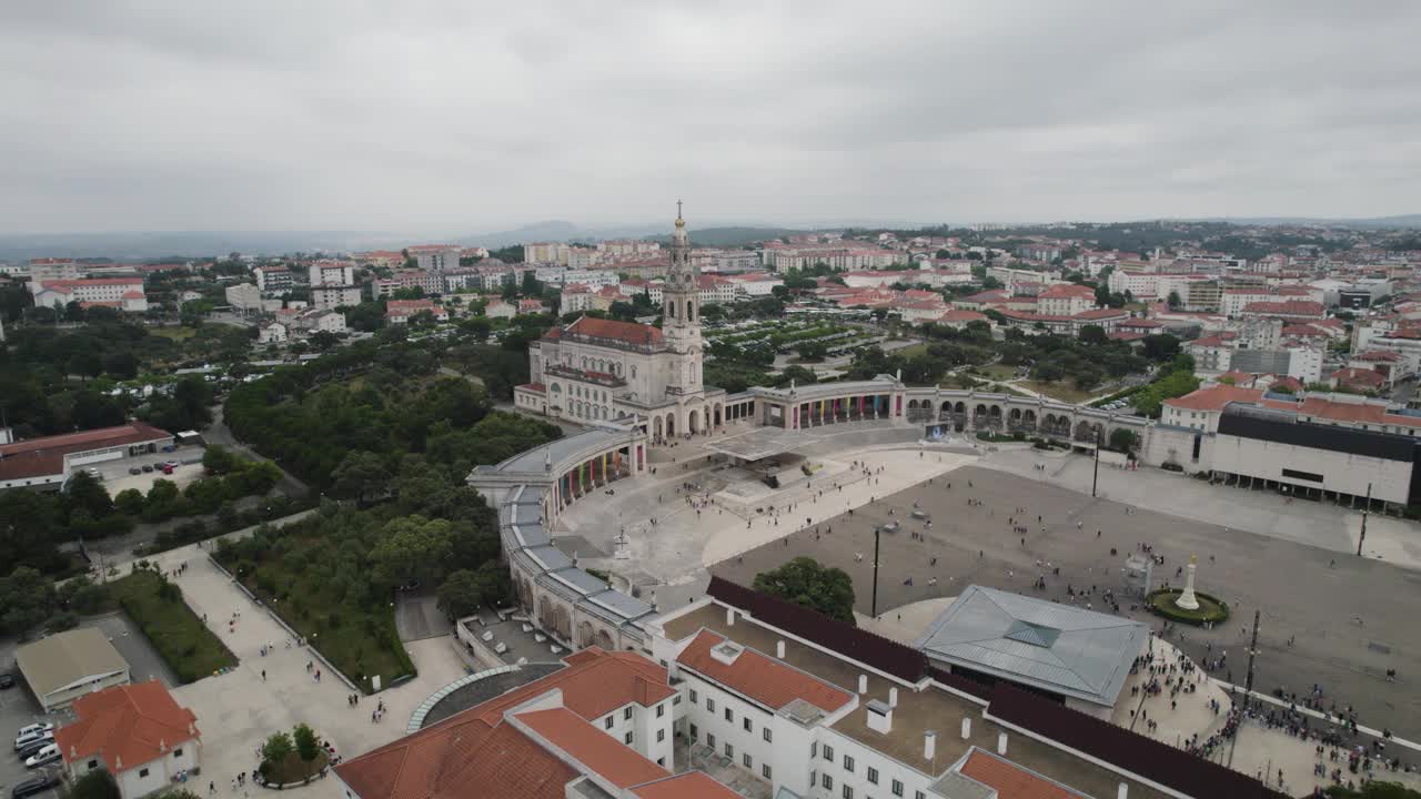 法蒂玛朝圣者广场，葡萄牙，空中轨道阴天与城市天际线视频素材