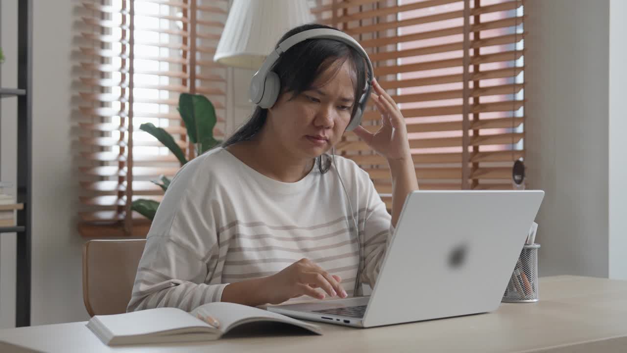 沮丧的年轻亚洲女性在家里用笔记本电脑进行视频通话会议视频素材