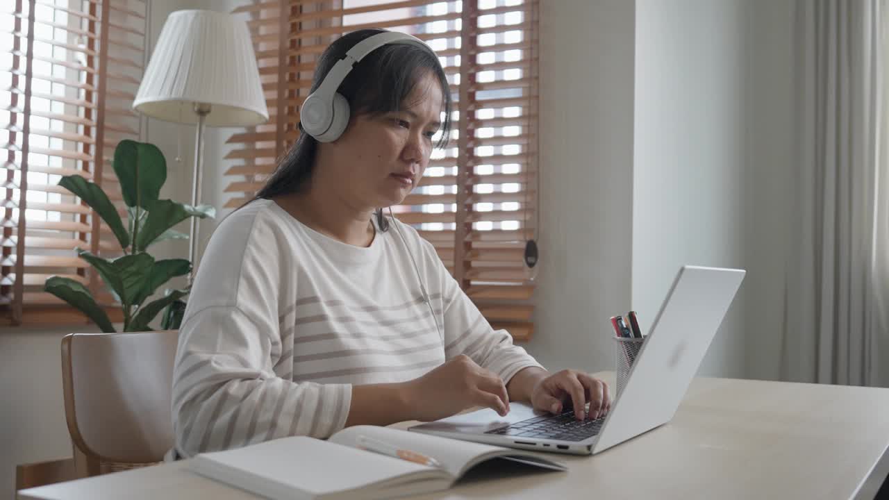 沮丧的年轻亚洲女性在家里用笔记本电脑进行视频通话会议视频素材