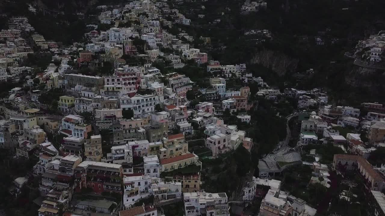 波西塔诺鸟瞰图，意大利南部阿马尔菲海岸的旅游目的地视频素材