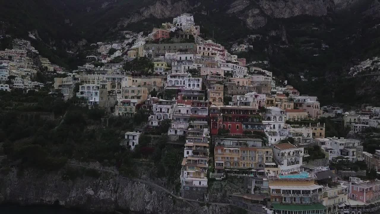 波西塔诺鸟瞰图，意大利南部阿马尔菲海岸的旅游目的地视频素材