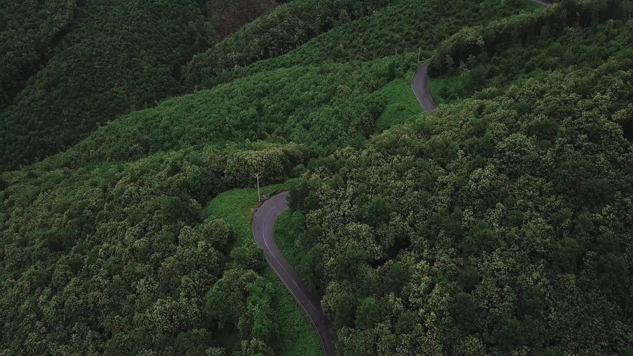 意大利波西塔诺附近美丽道路的航拍视频视频素材