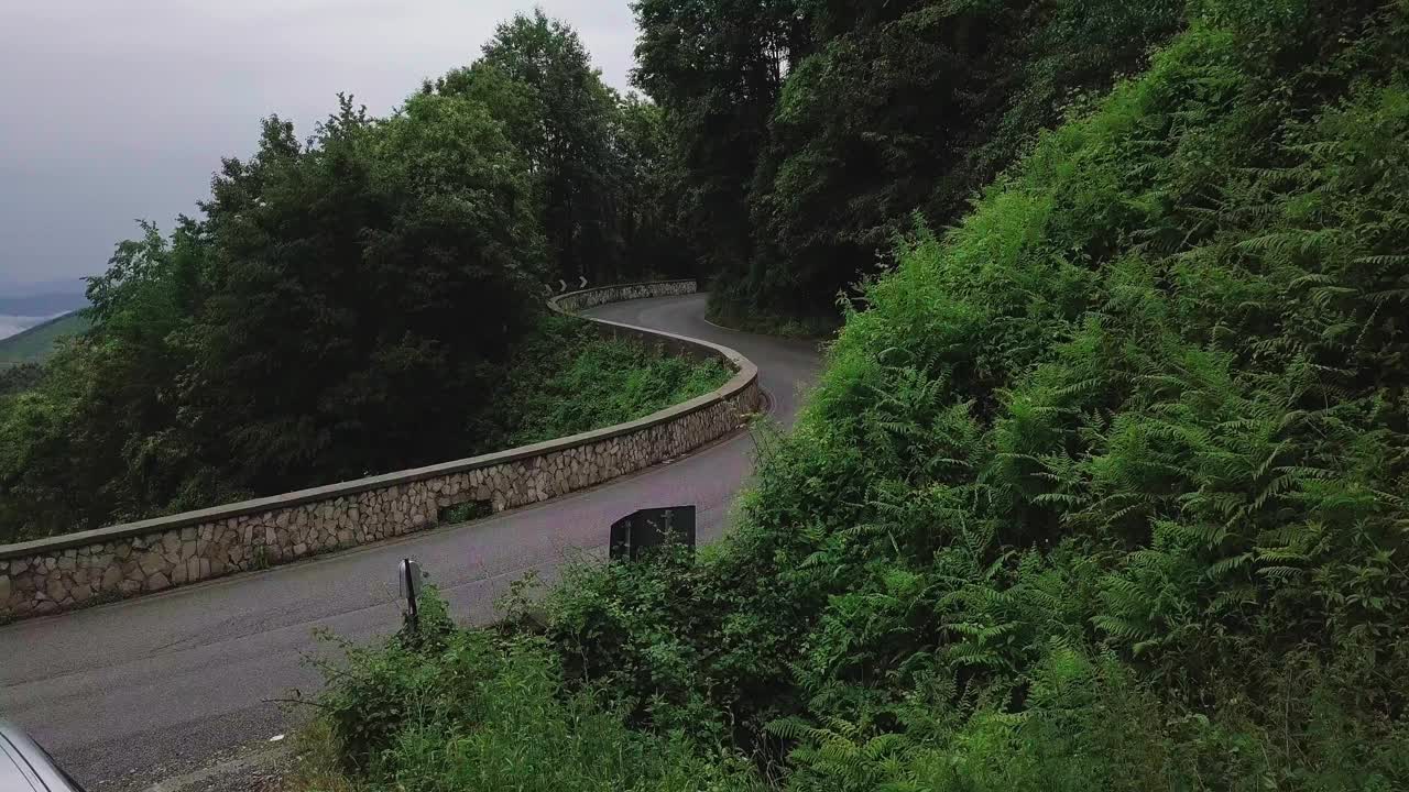 意大利波西塔诺附近美丽道路的航拍视频视频素材