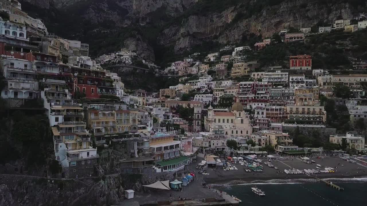 波西塔诺鸟瞰图，意大利南部阿马尔菲海岸的旅游目的地视频素材