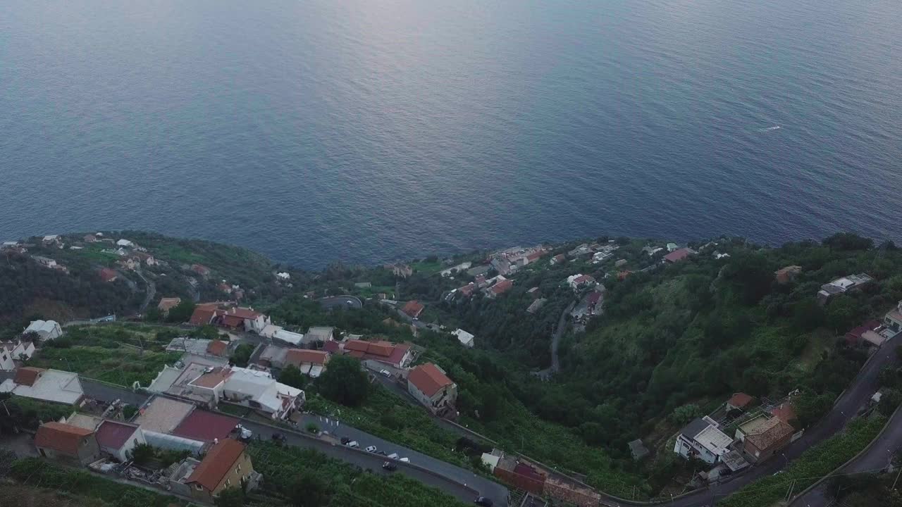 波西塔诺鸟瞰图，意大利南部阿马尔菲海岸的旅游目的地视频素材