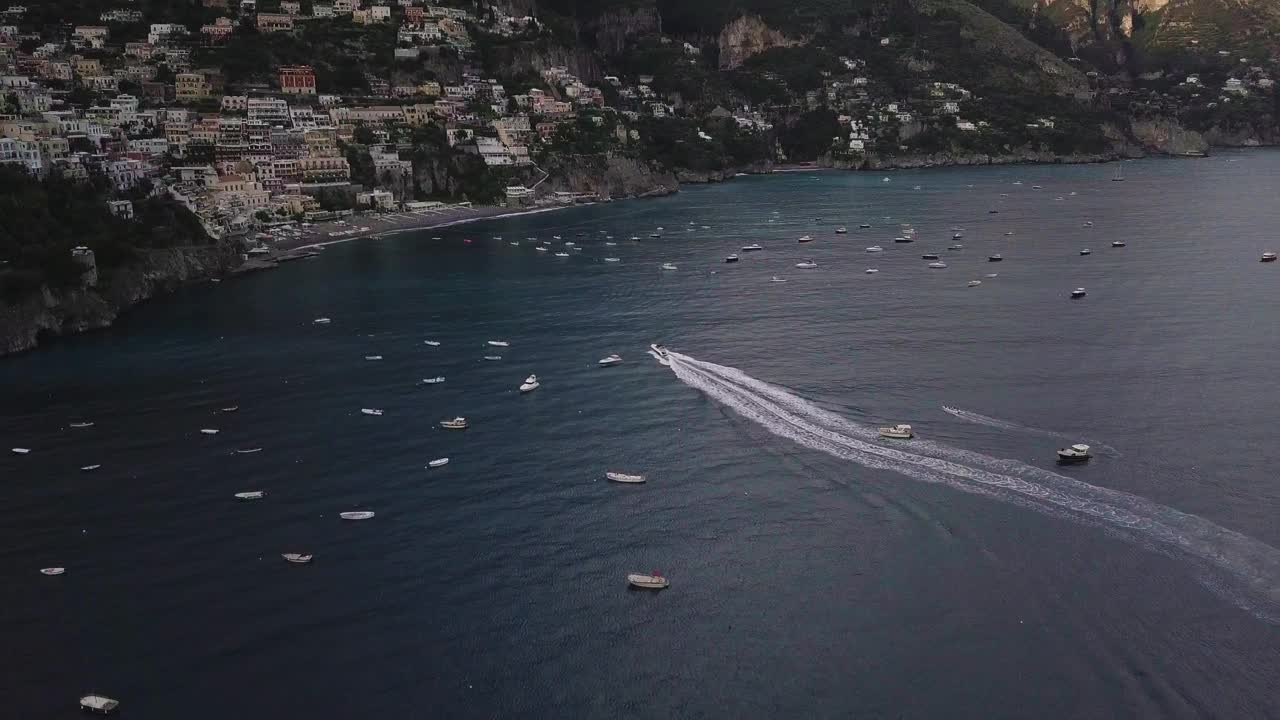 波西塔诺鸟瞰图，意大利南部阿马尔菲海岸的旅游目的地视频素材