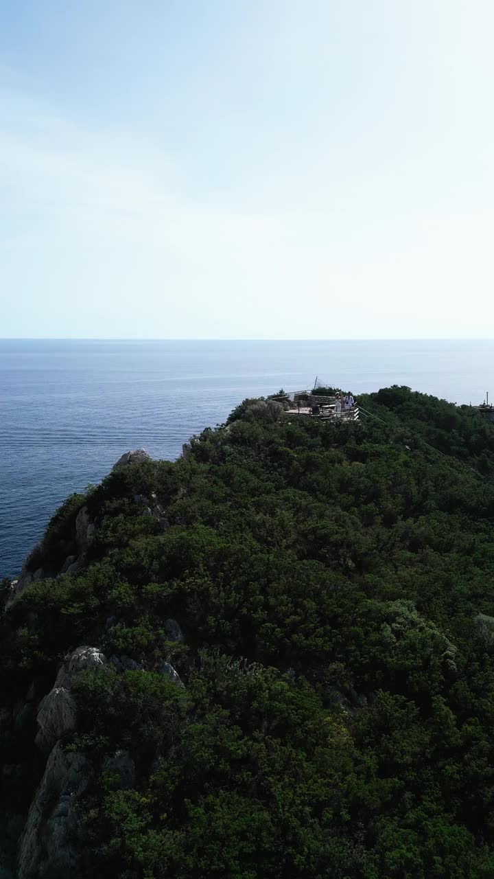 鸟瞰卡普里岛与海岸悬崖形式，坎帕尼亚，意大利视频素材