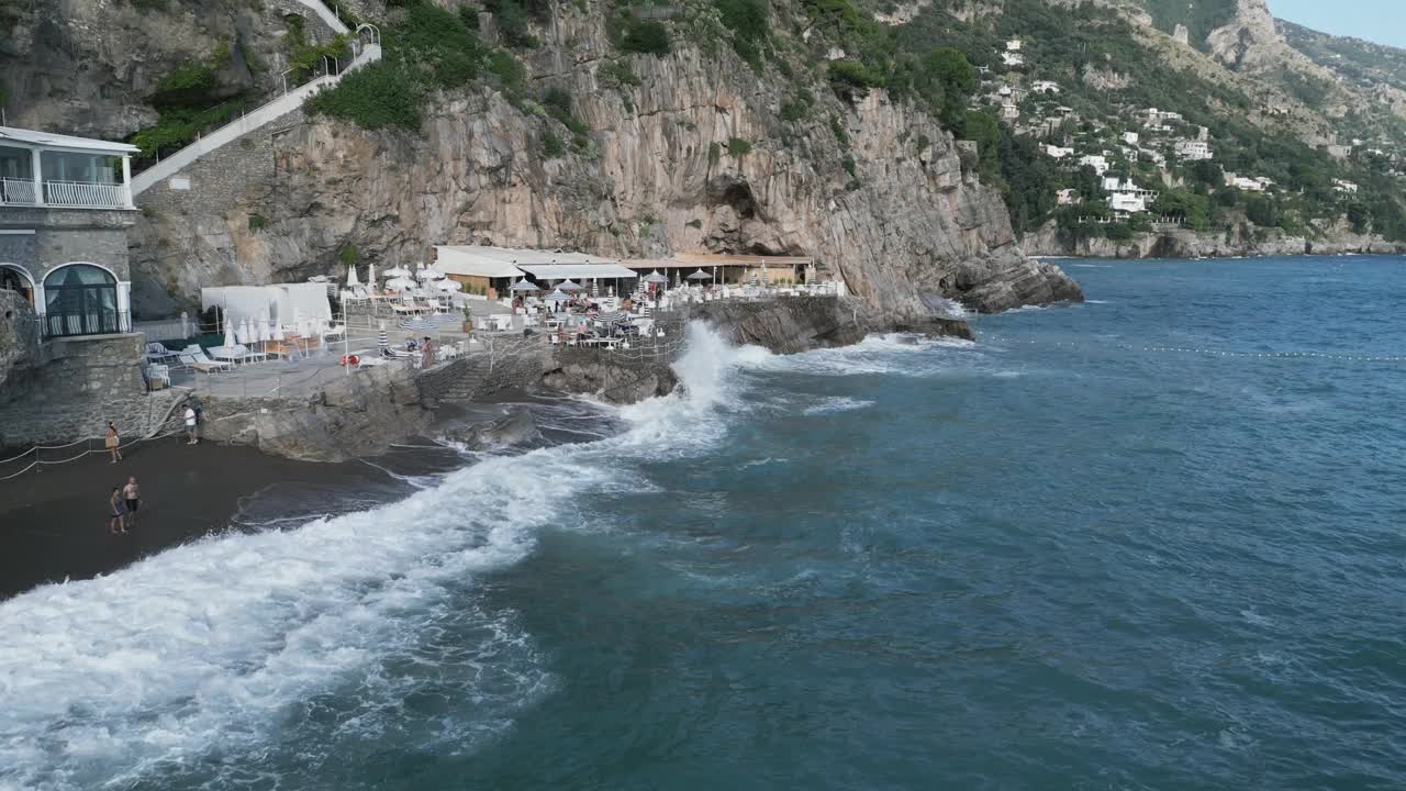 波西塔诺鸟瞰图，意大利南部阿马尔菲海岸的旅游目的地视频素材