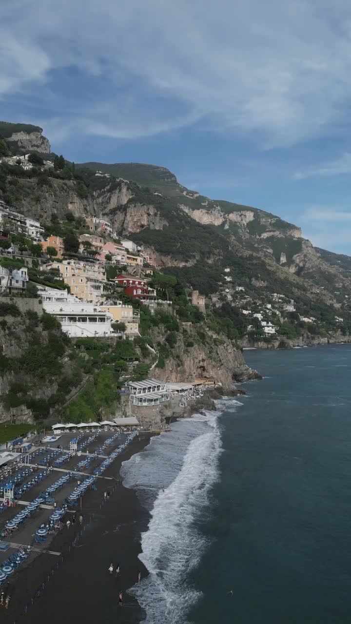 意大利南部阿马尔菲海岸的旅游胜地波西塔诺鸟瞰图视频素材