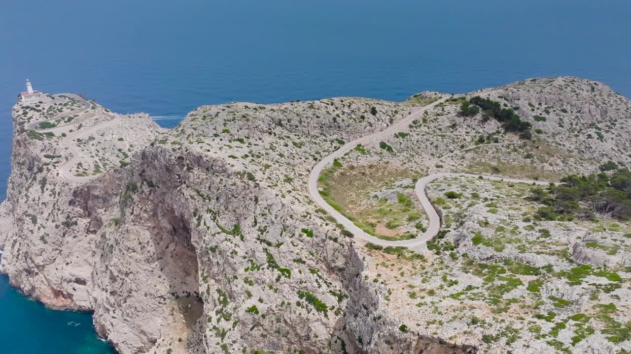 通往灯塔的蜿蜒道路的鸟瞰图，马略卡岛视频素材