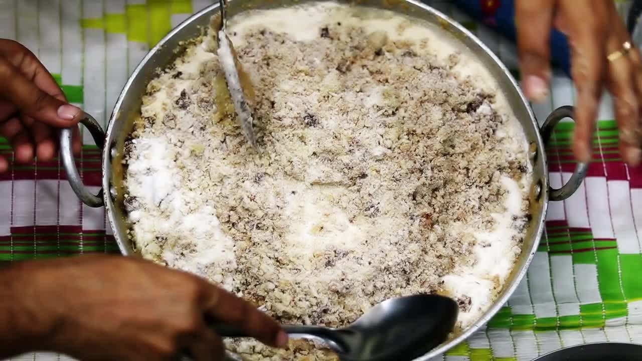 在家用手搅拌食品糊视频素材