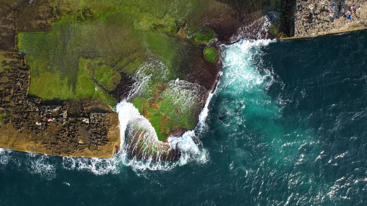 海浪拍击岩石。鸟瞰美丽的绿松石海。视频下载