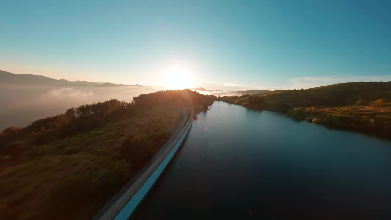 日出时的贾科皮纳湖，宁静的风景，平静的水面和风景优美的小路视频素材