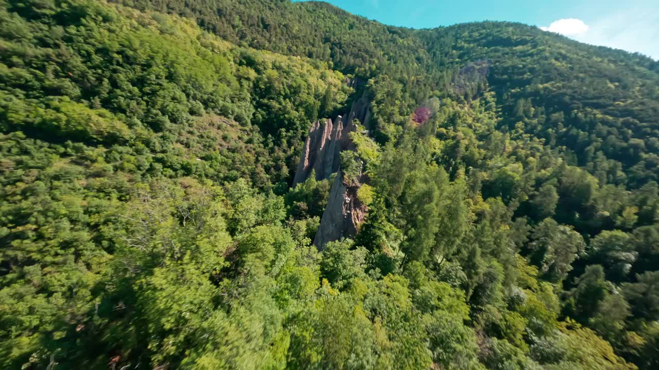 令人惊叹的塞贡萨诺地球金字塔在郁郁葱葱的绿色森林，鸟瞰图视频素材