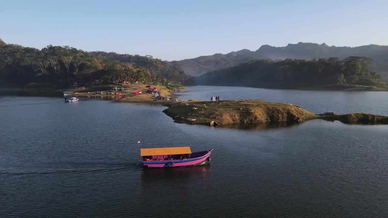 鸟瞰塞尔莫水库的魅力印度尼西亚日惹，船只在山脉和平原之间旅行露营。视频素材