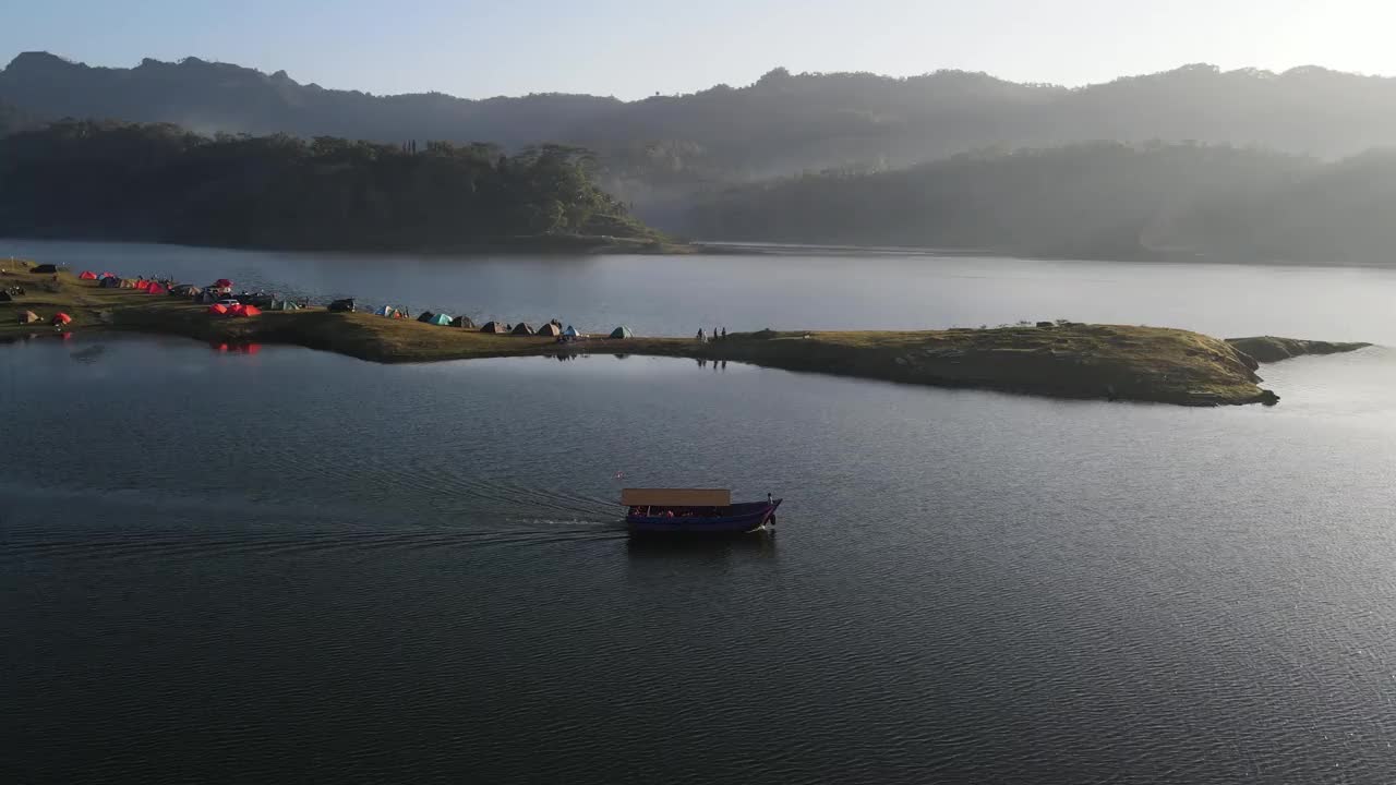 鸟瞰塞尔莫水库的魅力印度尼西亚日惹，船只在山脉和平原之间旅行露营。视频素材