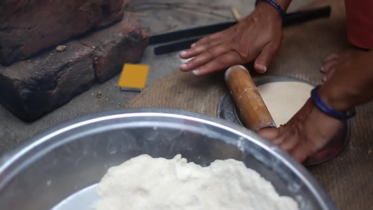 妇女们在泥炉上做饭视频下载