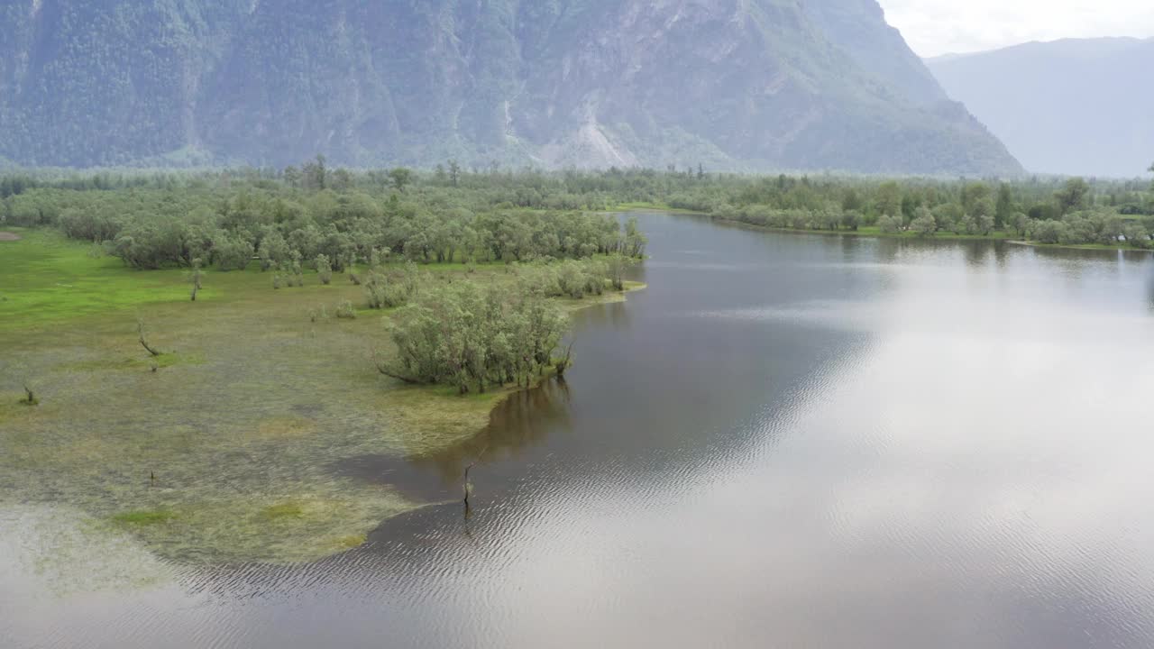 航拍无人机拍摄的美丽风景。森林和宁静安详的山河。峡谷自然风光优美，江河纵横于山间。视频下载