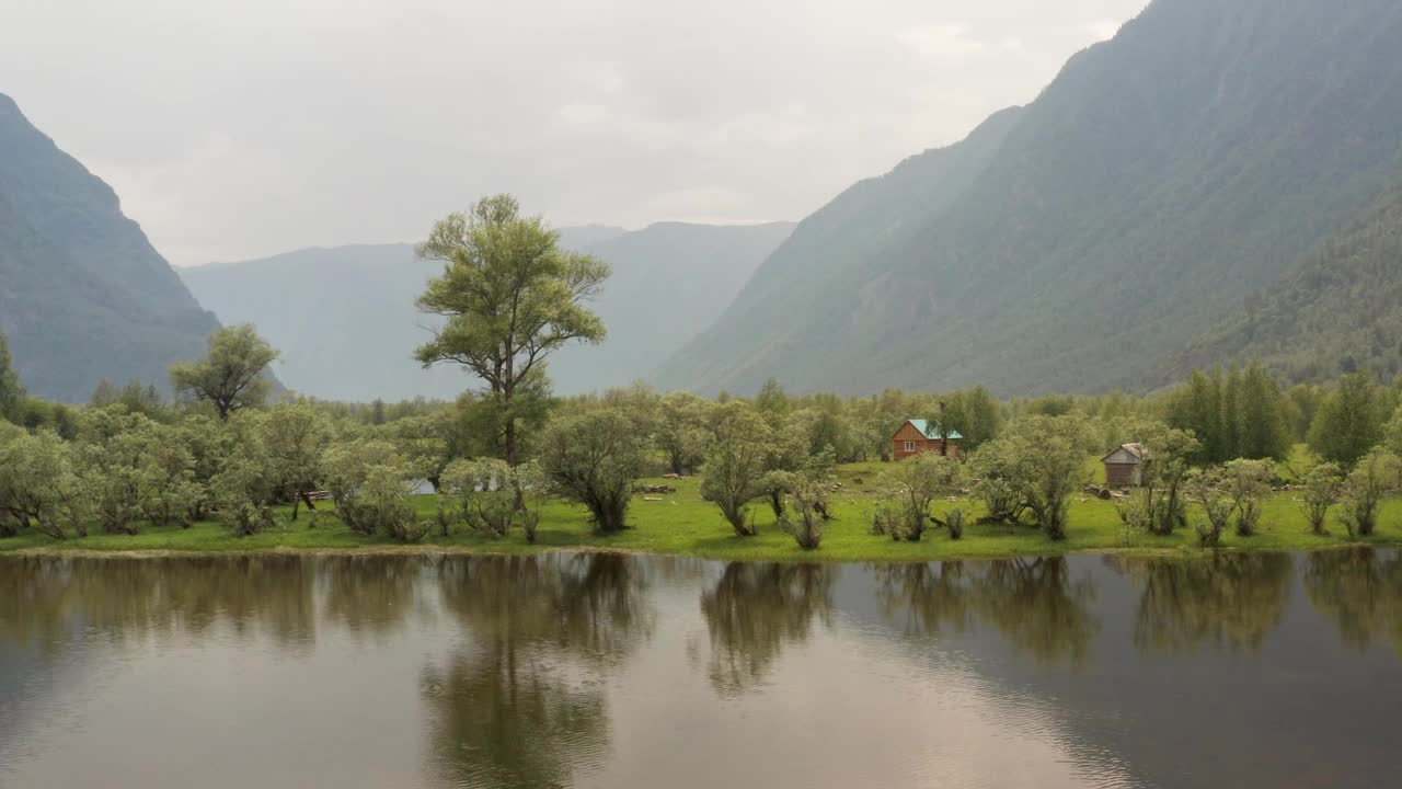 航拍无人机拍摄的美丽风景。森林和宁静安详的山河。峡谷自然风光优美，江河纵横于山间。视频素材