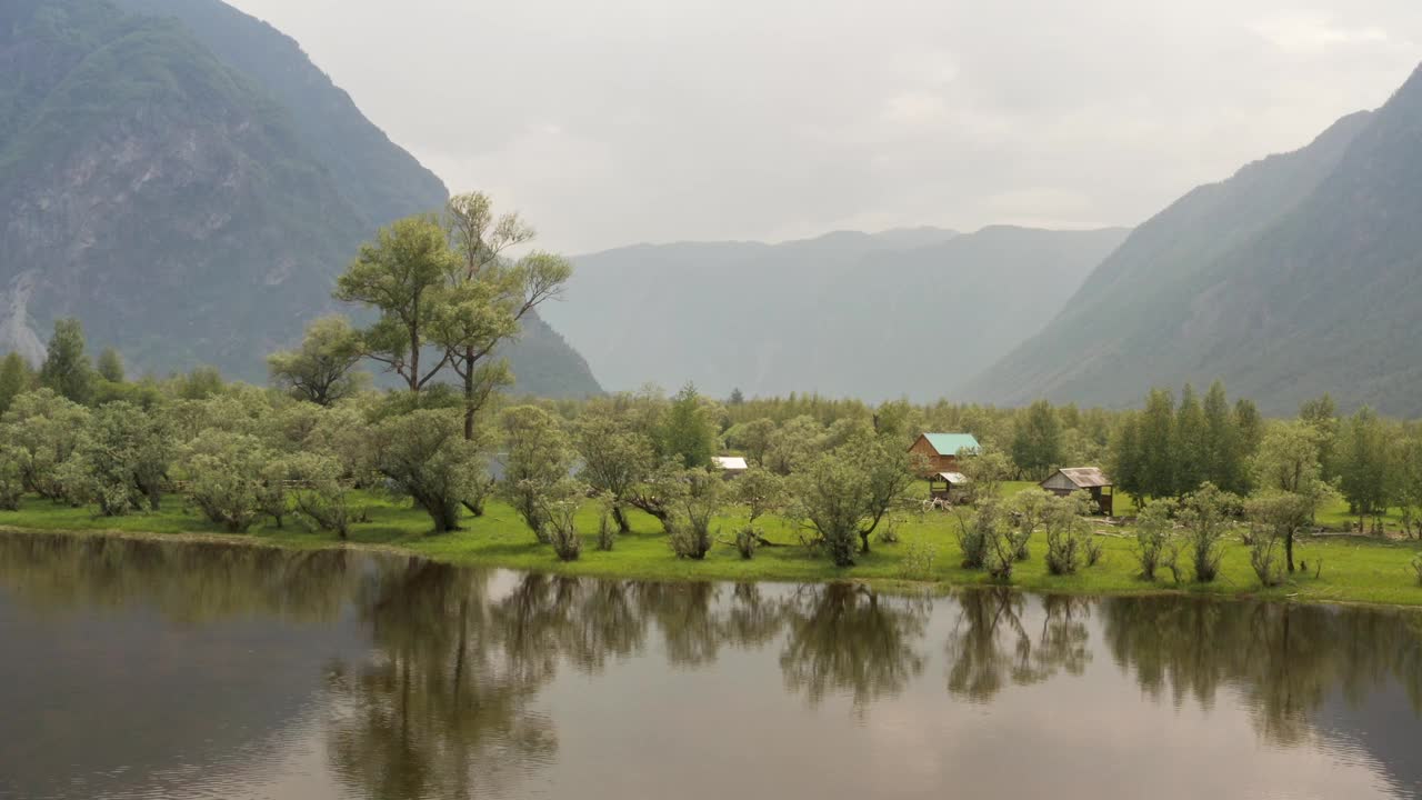 航拍无人机拍摄的美丽风景。森林和宁静安详的山河。峡谷自然风光优美，江河纵横于山间。视频素材