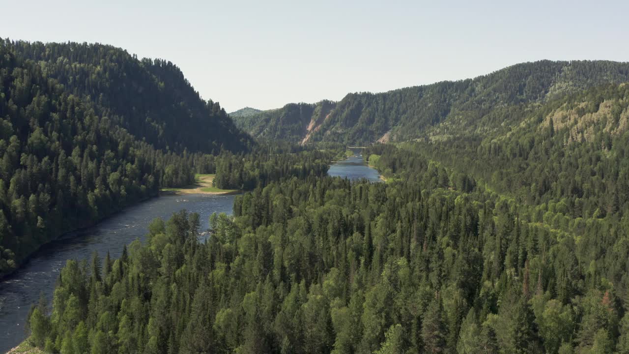 航拍无人机拍摄的美丽风景。森林和宁静安详的山河。峡谷自然风光优美，江河纵横于山间。视频素材