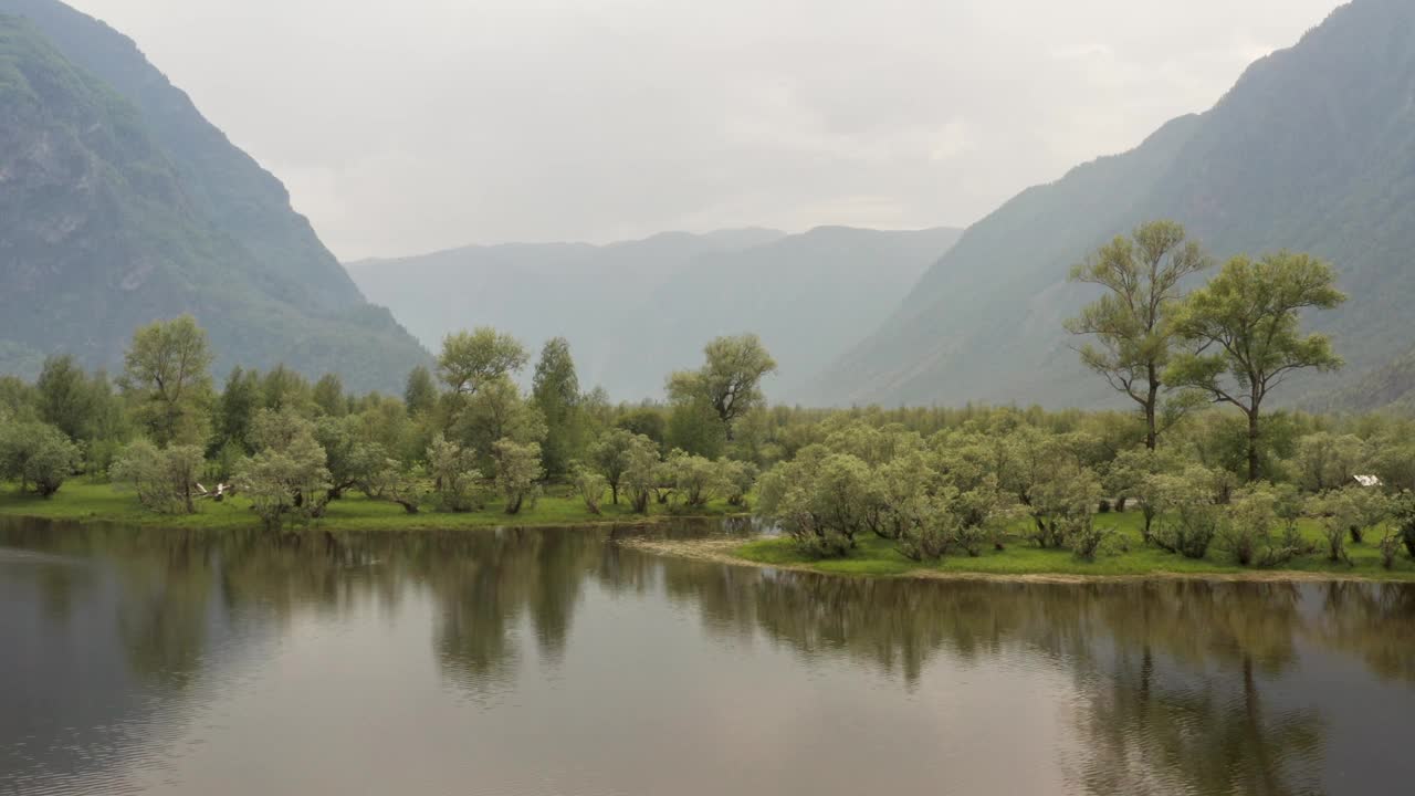 航拍无人机拍摄的美丽风景。森林和宁静安详的山河。峡谷自然风光优美，江河纵横于山间。视频素材