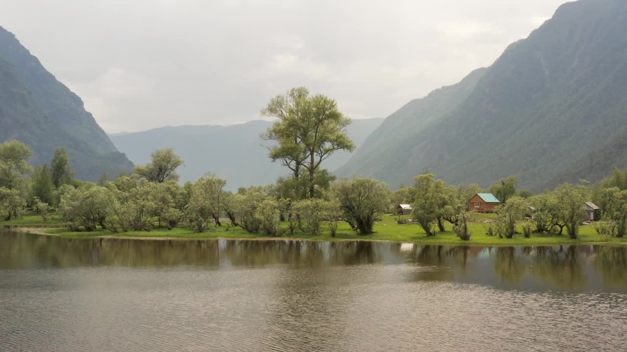 航拍无人机拍摄的美丽风景。森林和宁静安详的山河。峡谷自然风光优美，江河纵横于山间。视频下载