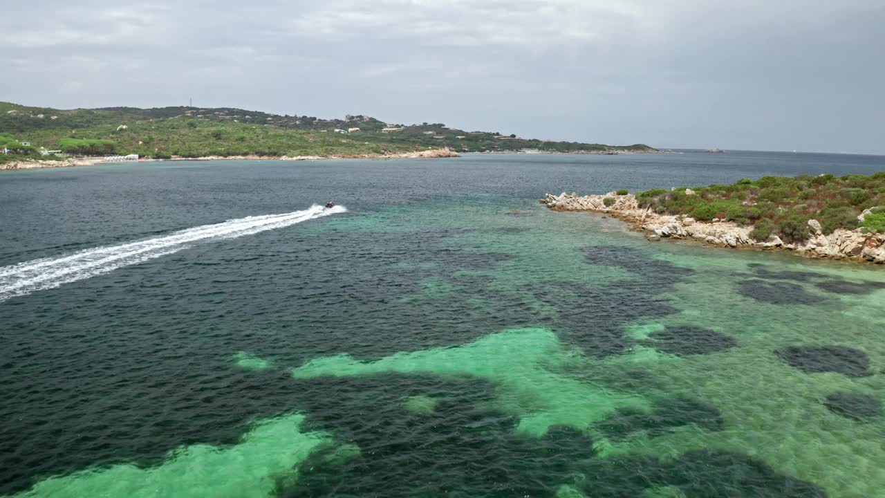 风景秀丽的鸟瞰图，莱维科湖与郁郁葱葱的绿色山丘和平静的反射水在多云的天空下视频素材