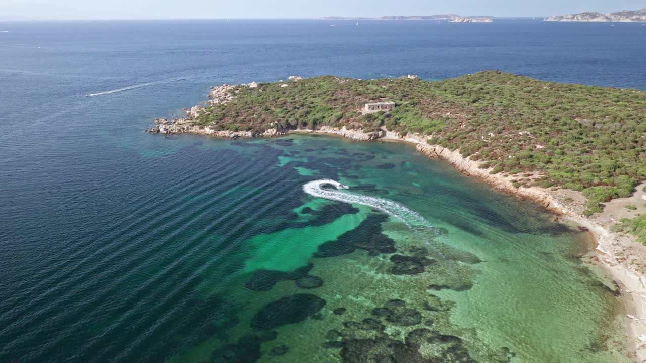 一艘船在撒丁岛迷人的海岸线附近制造漩涡，鸟瞰图视频素材