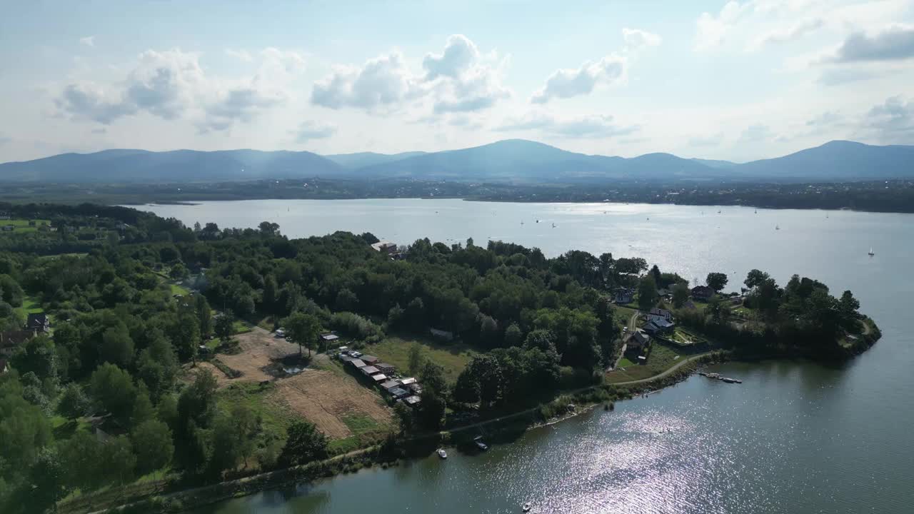 贝斯基德山脉雄伟的Zywiec湖景观-鸟瞰海岸线和山脉轮廓4K视频素材