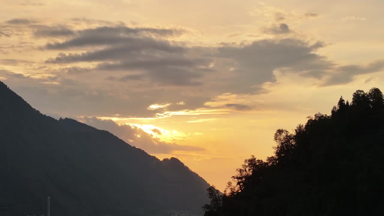 瑞士格拉鲁斯北部，美丽的日落映衬着群山和树木视频素材