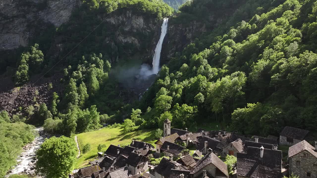 风景如画的村庄，瀑布在郁郁葱葱的马吉阿塔尔山谷，提契诺州，瑞士视频素材