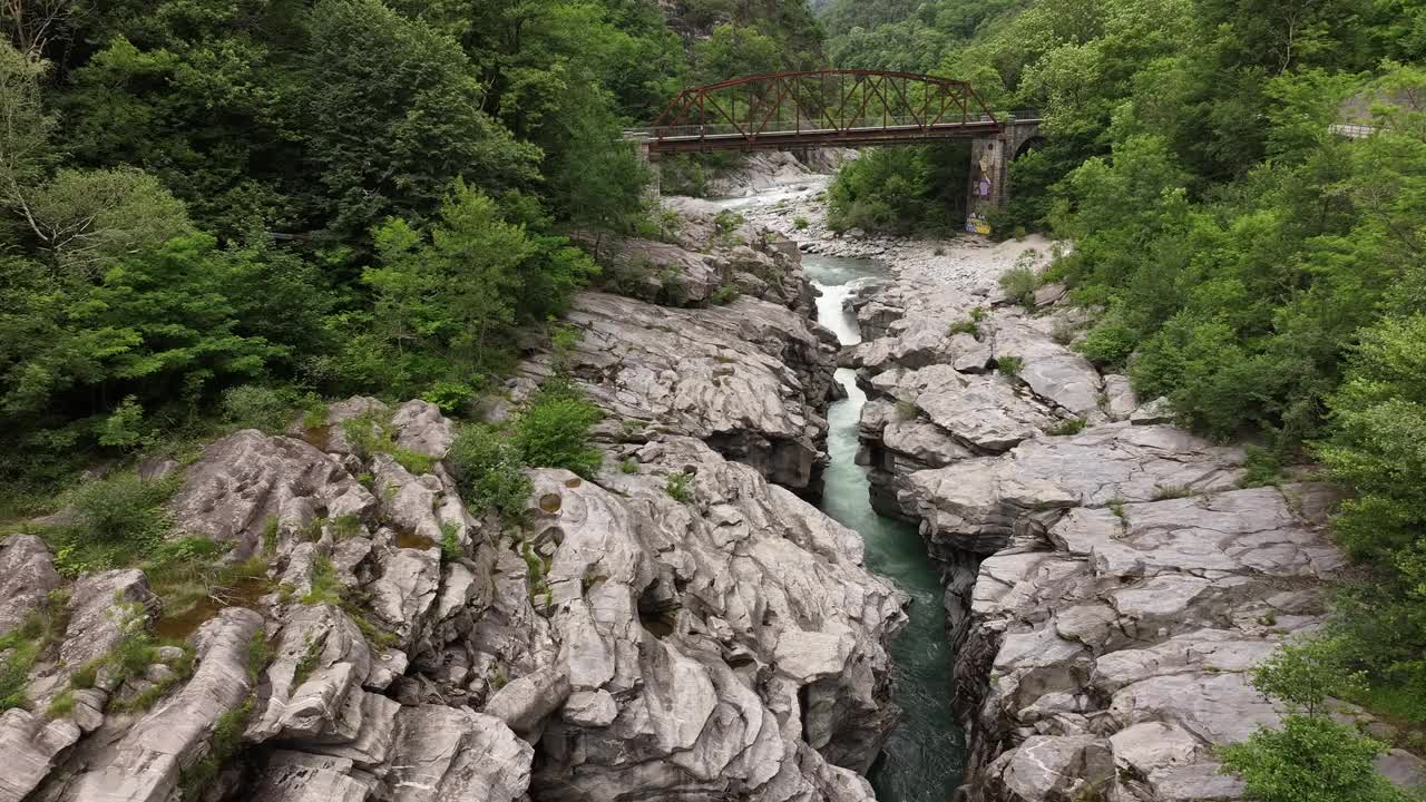 瑞士提契诺州马吉阿塔尔山谷的岩石峡谷，有河流和桥梁视频素材