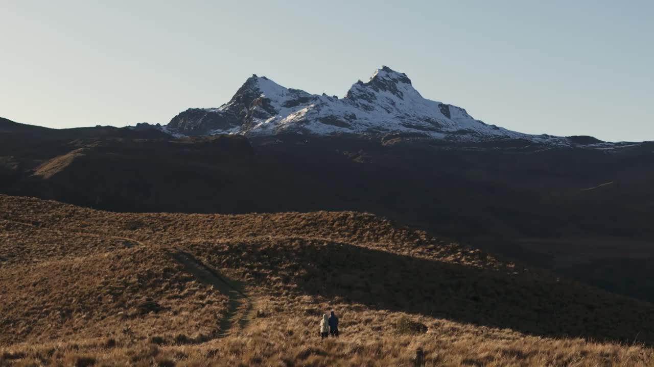 黄昏鸟瞰图，展示了遥远的厄瓜多尔卡里韦拉索火山视频素材