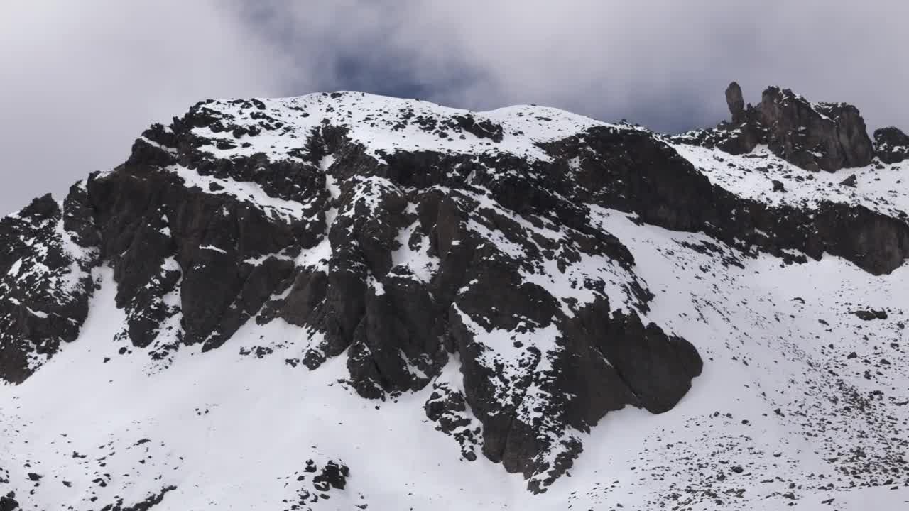 位于厄瓜多尔安第斯山脉的卡里瓦拉索火山视频素材