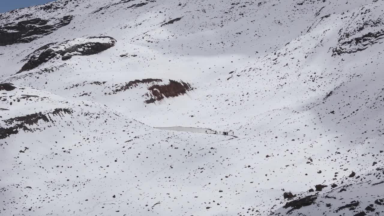 无人机拍摄的厄瓜多尔卡里瓦拉索火山山坡上白雪皑皑的风景视频素材