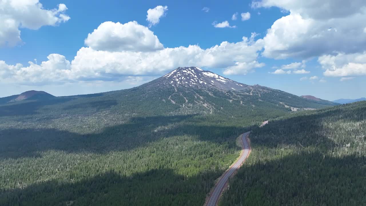 俄勒冈州夏季的森林和巴彻山鸟瞰图视频素材