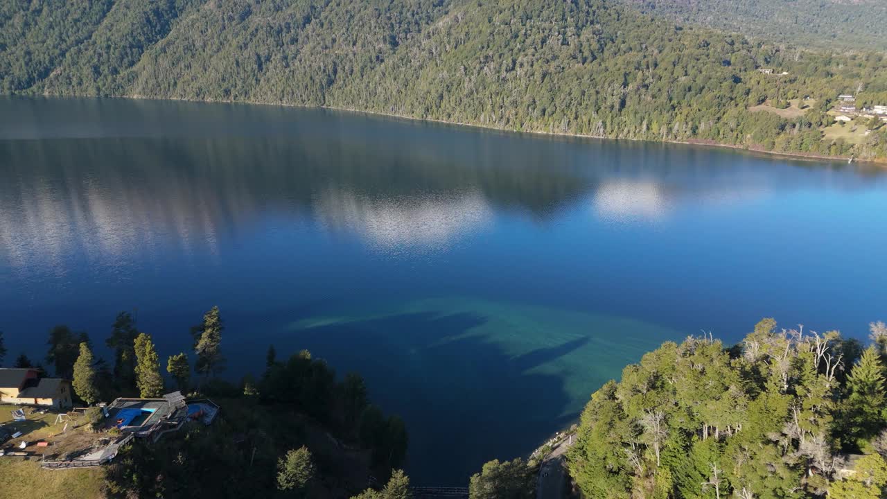 湖上山桥鸟瞰图
科伦托索河上的桥- Villa La Angostura- Neuquen-阿根廷视频下载