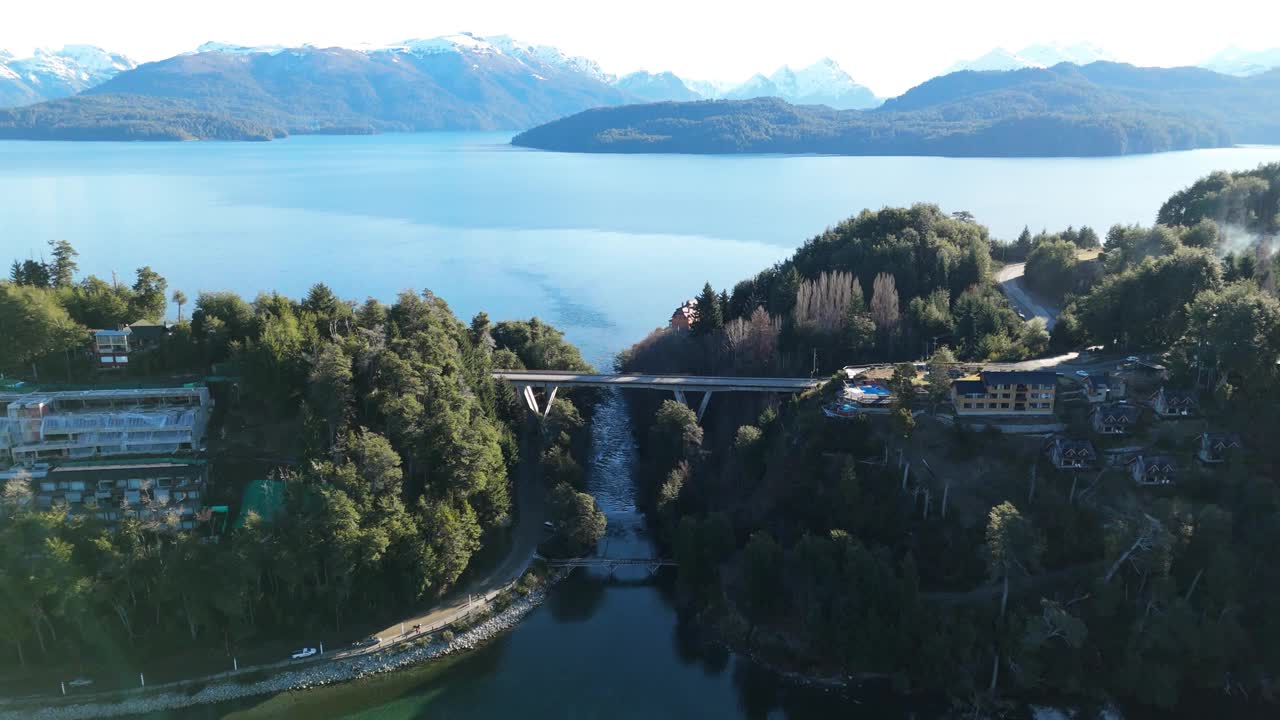 湖上山桥鸟瞰图
科伦托索河上的桥- Villa La Angostura- Neuquen-阿根廷视频下载