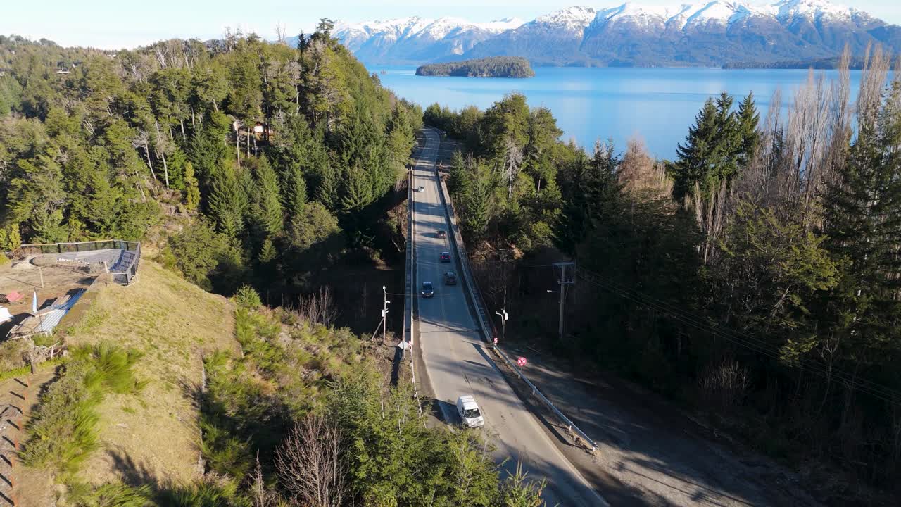 湖上山桥鸟瞰图
科伦托索河上的桥- Villa La Angostura- Neuquen-阿根廷视频下载