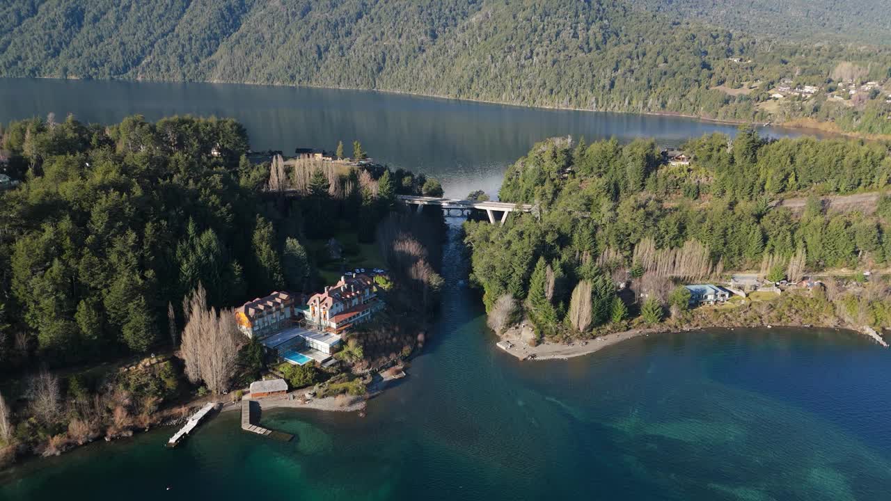 湖上山桥鸟瞰图
科伦托索河上的桥- Villa La Angostura- Neuquen-阿根廷视频素材