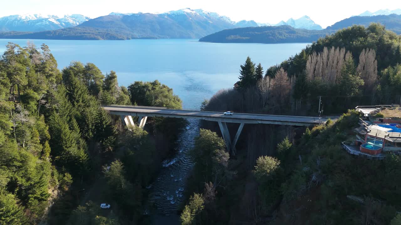 湖上山桥鸟瞰图
科伦托索河上的桥- Villa La Angostura- Neuquen-阿根廷视频素材