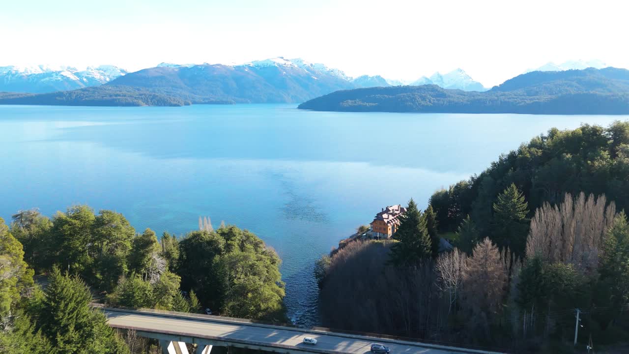 湖上山桥鸟瞰图
科伦托索河上的桥- Villa La Angostura- Neuquen-阿根廷视频素材