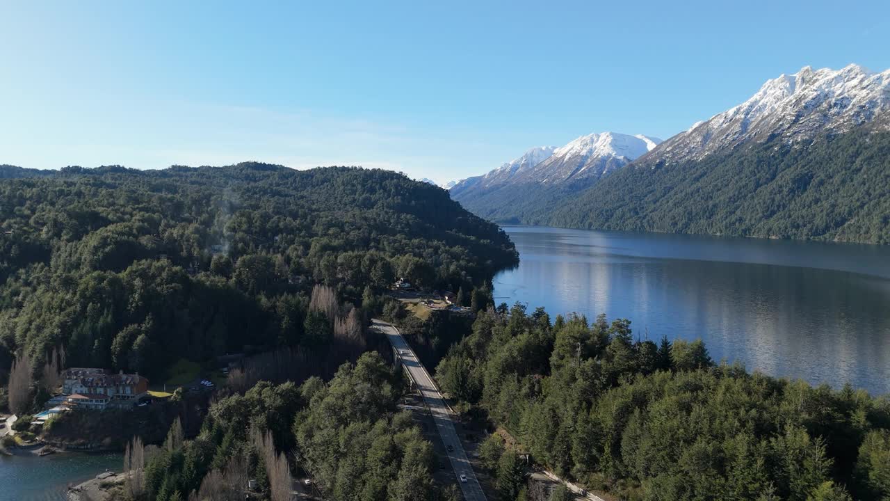 湖上山桥鸟瞰图
科伦托索河上的桥- Villa La Angostura- Neuquen-阿根廷视频素材