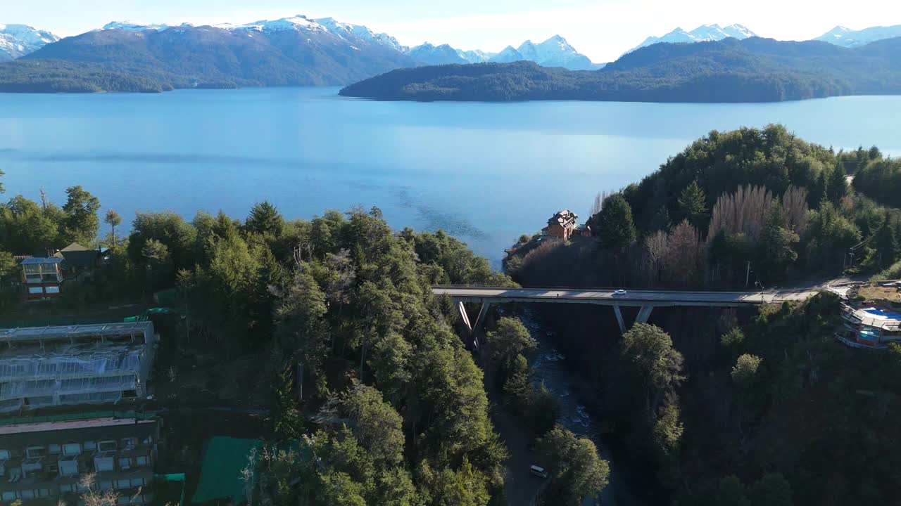 湖上山桥鸟瞰图
科伦托索河上的桥- Villa La Angostura- Neuquen-阿根廷视频下载